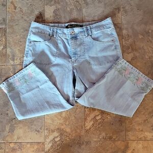 Gloria Vanderbilt Light Blue Cropped Jeans with Floral Embroidery